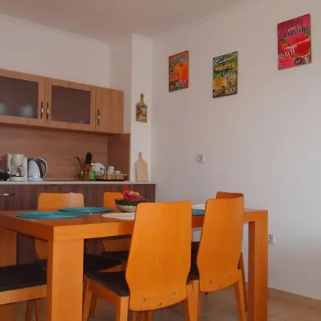 Cosy Flat 2 Bedroom Flat At דירה *